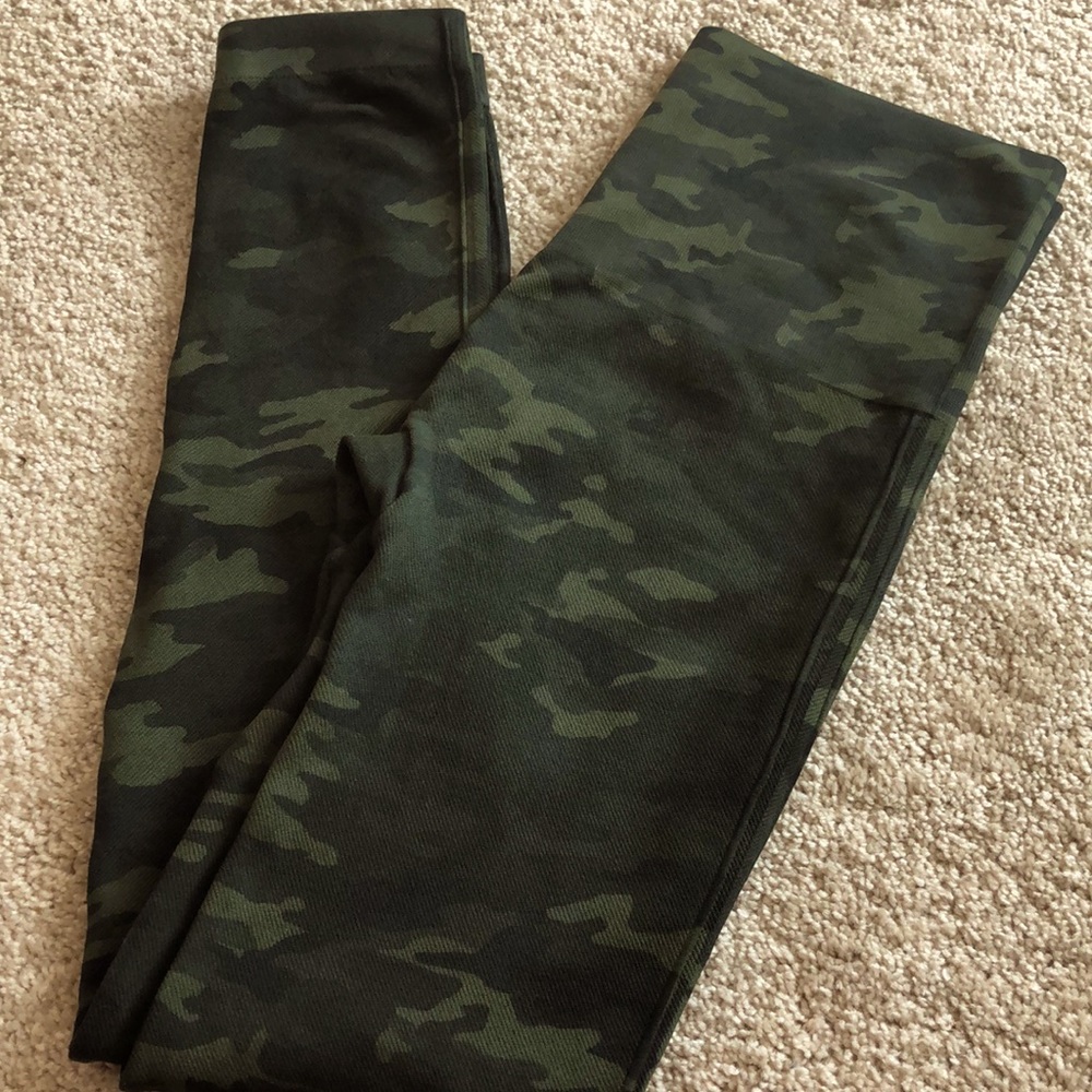SPANX Look At Me Now Seamless Leggings Camo M